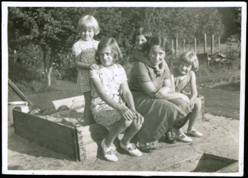 Photograph, Evacuees, about 1940